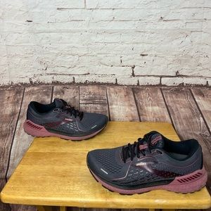 Brooks woman size 10